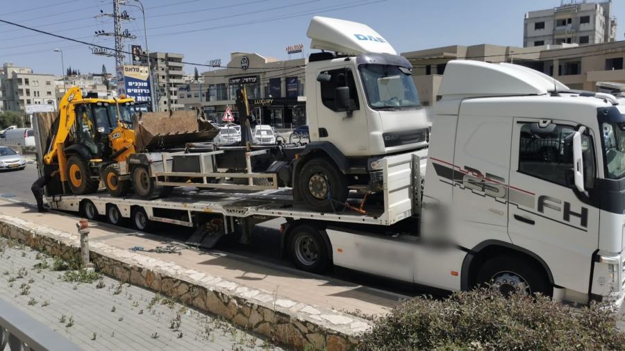حجز شاحنتين وجرافة في أبو سنان 